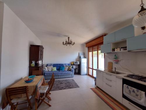 A kitchen or kitchenette at Una terrazza sul mare