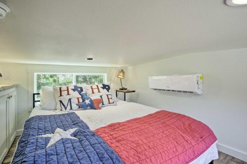 En eller flere senge i et værelse på Cozy McKinney Tiny Home with Porch and Fire Pit!