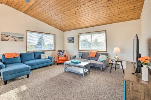 Ein Sitzbereich in der Unterkunft Coastal Haven Getaway about 1 Mi to Mill Beach!