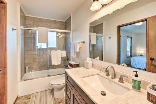 ein Badezimmer mit Waschbecken, Toilette und Spiegel in der Unterkunft Coastal Haven Getaway about 1 Mi to Mill Beach! in Brookings