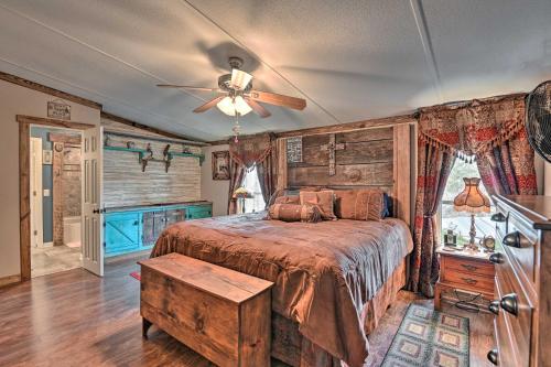 Postel nebo postele na pokoji v ubytování Rustic and Secluded Retreat with Deck on 2 Acres!