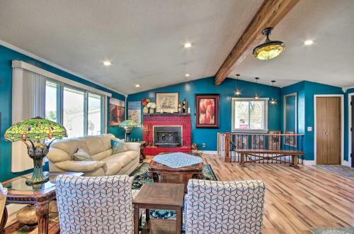 Χώρος καθιστικού στο Lake Views Waterfront Sunrise Beach Home!