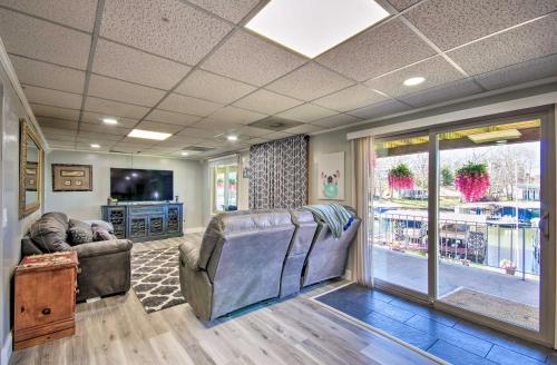 Χώρος καθιστικού στο Lake Views Waterfront Sunrise Beach Home!