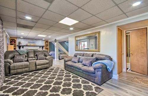 Χώρος καθιστικού στο Lake Views Waterfront Sunrise Beach Home!