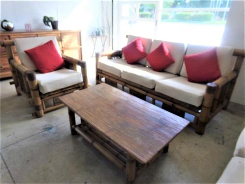a living room with two couches and a coffee table at Hotel Casa de Lirio Diamante in Acapulco