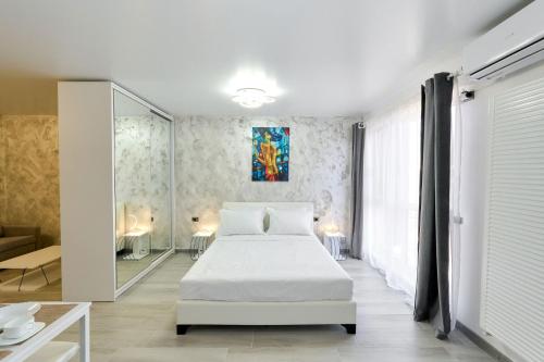 Un pat sau paturi într-o cameră la Color Studios in Nord10 - Pool & playground