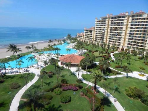 uma vista aérea do resort e da praia em Paradise apartment, private beach condo Bay View Grand em Puerto Vallarta
