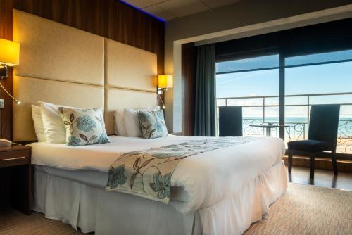Voodi või voodid majutusasutuse Hotel Ambassadeur toas