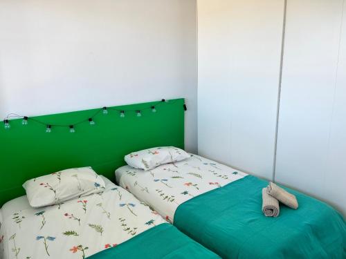 サンタンデールにあるApartamento tranquiloのベッドルーム1室(隣り合わせのベッド2台付)