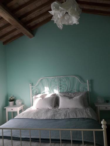 Ένα ή περισσότερα κρεβάτια σε δωμάτιο στο Casolare di campagna
