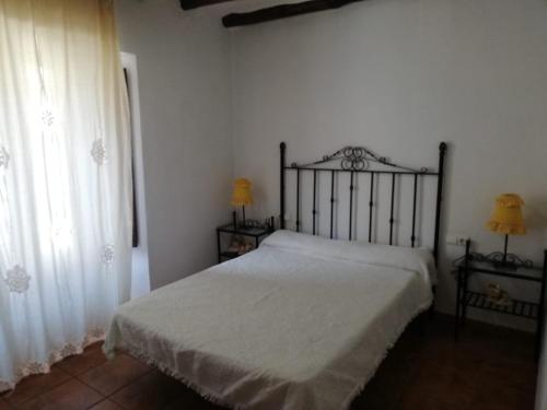 Un pat sau paturi într-o cameră la Apartamentos Rurales Lanteira