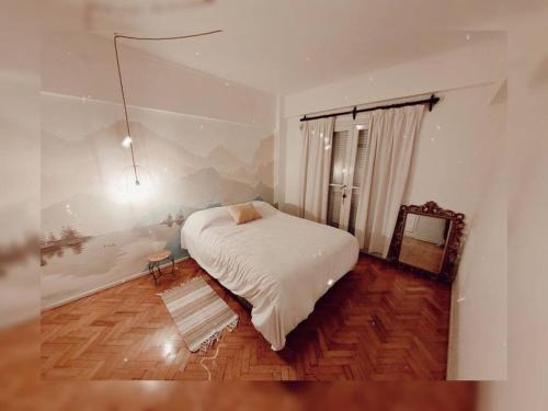 Een bed of bedden in een kamer bij Acogedor departamento a pasitos del centro!