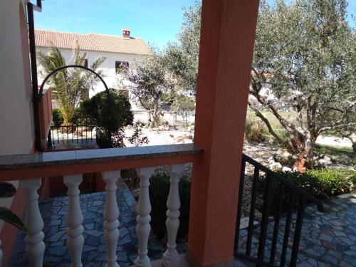 una vista dal balcone di una casa di Sany&Toyo a Barbat na Rabu