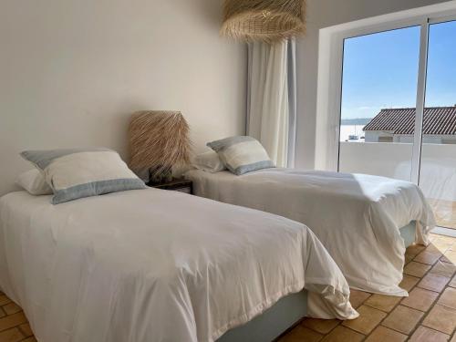 A bed or beds in a room at Alvor Bela Vista I