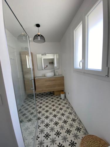 une salle de bain avec douche et lavabo dans l'établissement « Heures claires » logement de charme avec parking, à Saint-Georges-de-Didonne