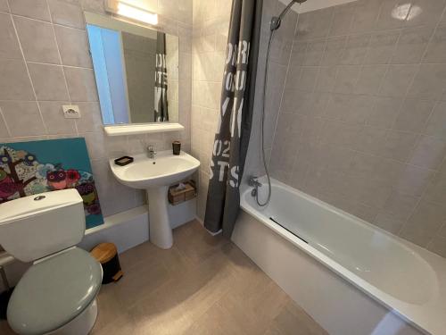 une salle de bain avec toilettes, lavabo et douche dans l'établissement Adara, Studio charmant proche campus 2, à Caen