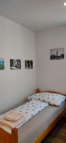 Ένα ή περισσότερα κρεβάτια σε δωμάτιο στο Monteurzimmer Studio mit Singleküche