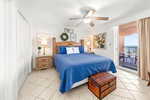 um quarto com uma cama e uma ventoinha de tecto em Buena Vista Unit 304 em Gulf Shores