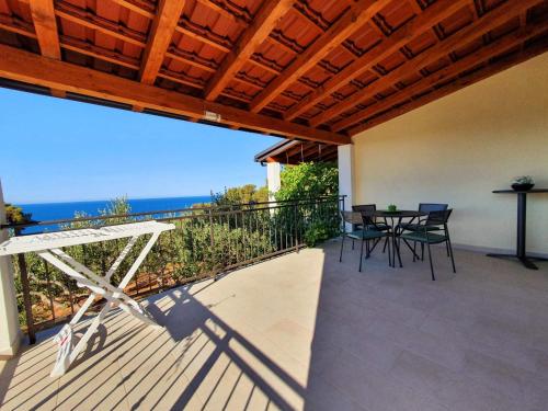 une terrasse avec une table et des chaises et l'océan dans l'établissement Apartmani M&S, à Sveta Nedelja