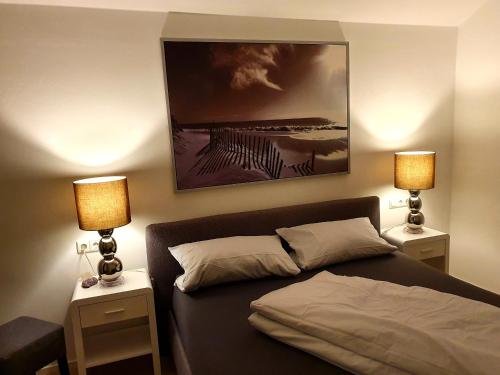 een slaapkamer met een bed met twee lampen aan beide zijden bij Römerpark 2 Zi-Appartement in Lindau