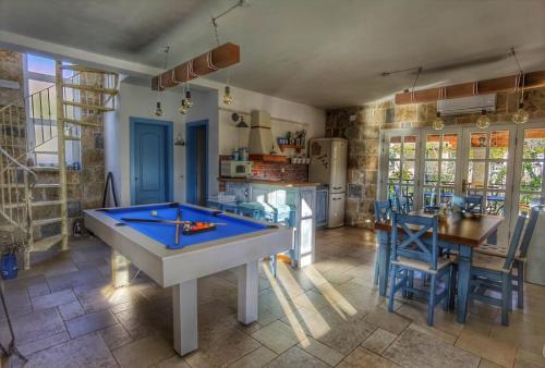 een keuken met een tafeltennistafel in het midden bij Villa Mare in Sveti Petar