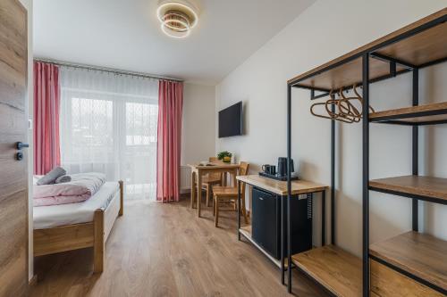 een slaapkamer met een stapelbed en een tafel bij Willa Cichosza - wygodne i nowoczesne pokoje, 800m do centrum tuż przy szlakach pieszych i rowerowych oraz stokach narciarskich in Szczawnica