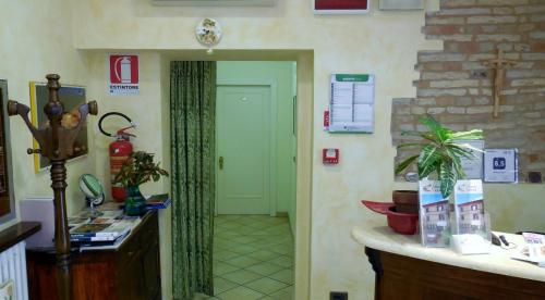 a hallway with a green door in a room at Appartamenti Arena in Macerata