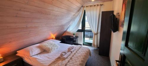 En eller flere senge i et værelse på Gościniec Na Brzyzku