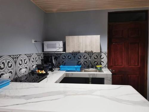 a kitchen with a sink and a counter top at Apartamento una habitación in San Isidro de El General