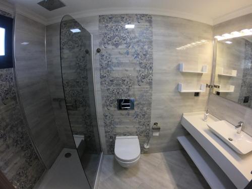 La salle de bains est pourvue d'une douche, de toilettes et d'un lavabo. dans l'établissement DKD DELÜXE, à Izmir