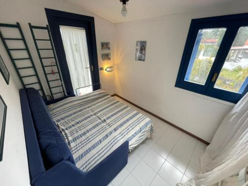 a bedroom with a bed and a window at Casa Comarca in Vulcano