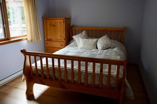 מיטה או מיטות בחדר ב-Chalet Style Cottage near Shawnigan Lake