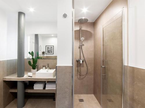 La salle de bains est pourvue d'un lavabo et d'une douche. dans l'établissement LivinParis - Luxury 2 Bedrooms Centre Pompidou, à Paris