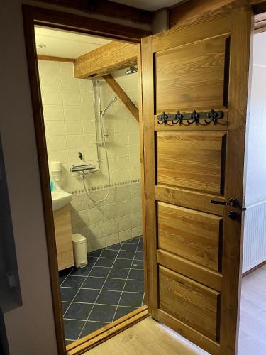 ヴォルにあるSviit Nr. 7 Apartmentのバスルーム(木製のドア、シャワー付)