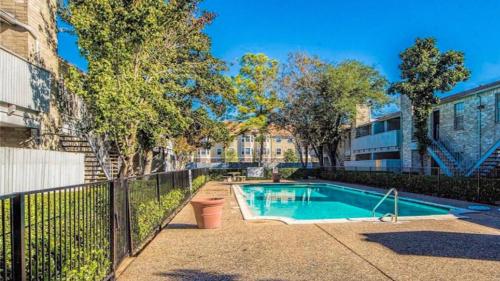 Swimming pool sa o malapit sa Houston/Sugar Land Area 2 BDR- Bellaire