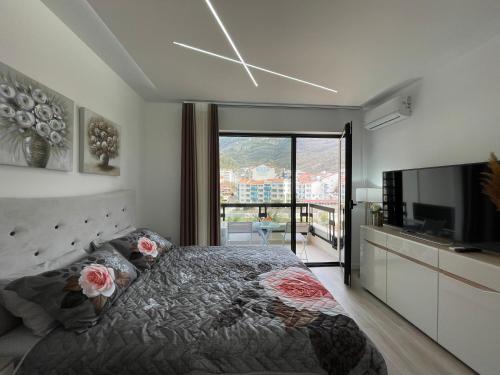 a bedroom with a bed with flowers on it at Lasadu Studio in Casa Al Mare, 2 min to Beach in Bečići