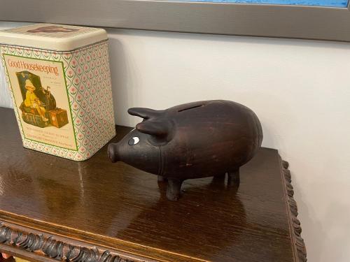 a statue of a pig on a table next to a box at Chambres EL MEDITERRANEO Rooms in Montréal