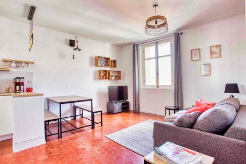 un salon avec un canapé et une table dans l'établissement SUITE LAMARTINE, à Saint-Raphaël