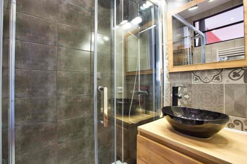 W łazience znajduje się umywalka i przeszklony prysznic. w obiekcie SUITE LAMARTINE w miejscowości Saint-Raphaël