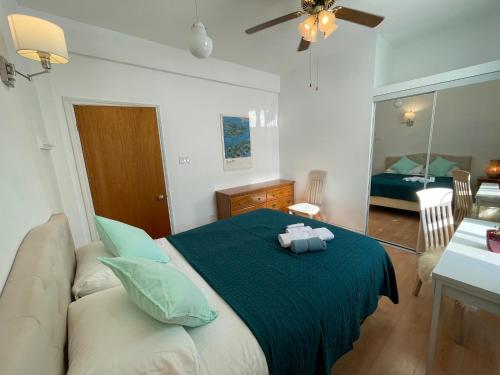 a bedroom with a bed with a green blanket at Chambres EL MEDITERRANEO Rooms in Montréal