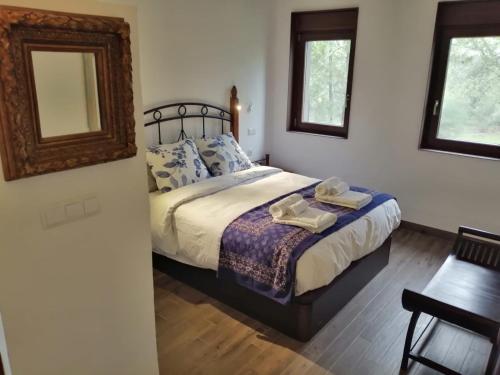 a bedroom with a bed with two towels on it at La Gurriata de La Vera in Villanueva de la Vera