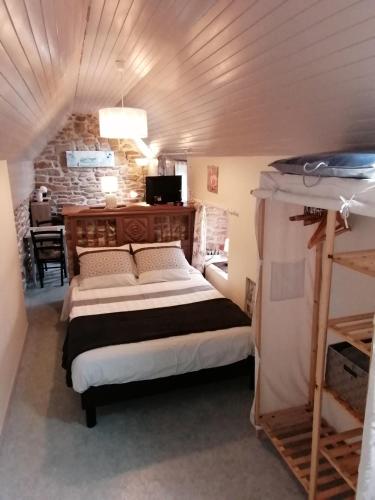 une chambre avec un grand lit dans une pièce dans l'établissement Gîtes à 30 min de la Pointe du Raz, à Mahalon