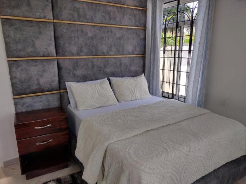 Mkamiti Villa - Airport Hotel with Free Shuttleにあるベッド