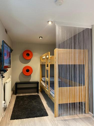 Pokój z 2 łóżkami piętrowymi i telewizorem w obiekcie S-CHALET Camping mit Comfort im Schwarzwald w mieście Steinach