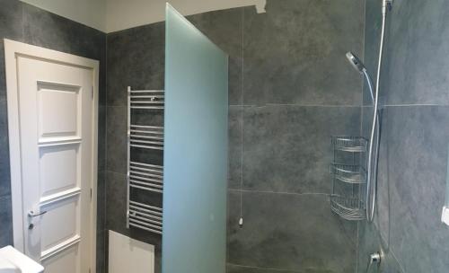 Un baño con ducha con puerta de cristal. en HILLTOP HIDEAWAY, en Elbasan