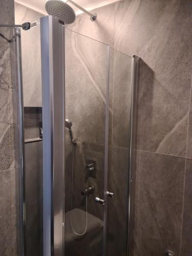 a shower with a glass door in a bathroom at Kleopatra Sultan Rezidans in Alanya