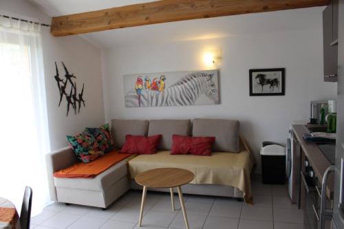 un salon avec un canapé et une table dans l'établissement Bel Air -les Restanques, à La Ciotat