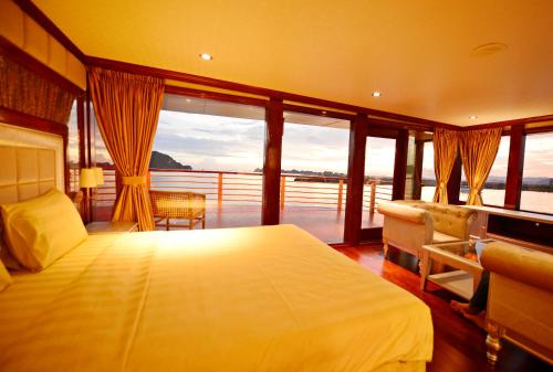 Gallery image of Golden Cruise in Ha Long