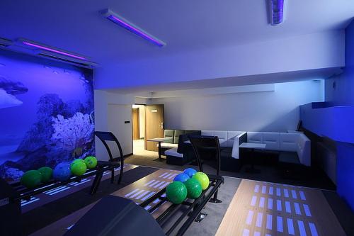 a room with an aquarium with chairs and a table at Hotel Grafit in Kielce