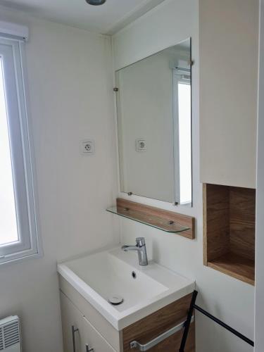 a bathroom with a sink and a mirror at Hebergement dans un Domaine à Litteau in Litteau